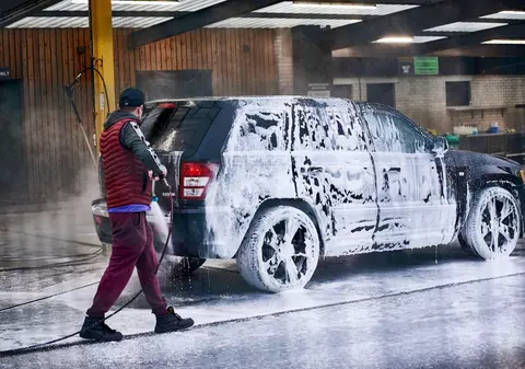 Un mecanic auto a dezvăluit ce să nu speli niciodată când duci mașina la spălătorie: „De ce îți pasă dacă e murdar?”