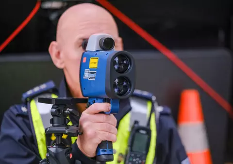 Un român s-a ales cu permisul suspendat și mașina confiscată după ce a fost prins de radar, în Austria. Ce viteză avea