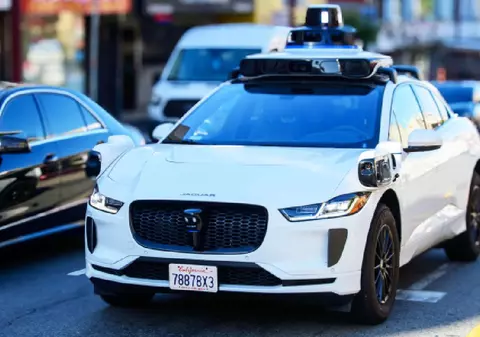 Mașinile autonome depășesc șoferii umani: datele Waymo arată că robotaxiurile sunt mult mai sigure în trafic