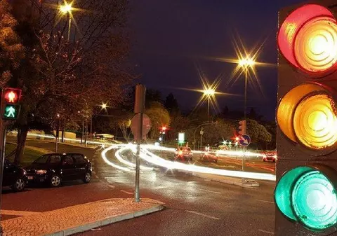 Un român a lăsat un întreg cartier fără semafoare. Polițiștii l-au prins când împingea un cărucior plin pe străzi, în Spania