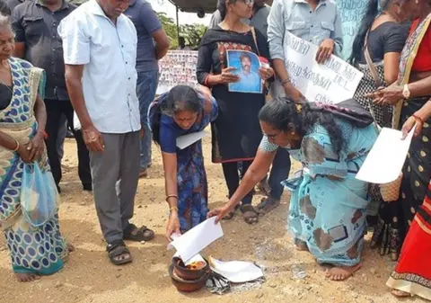 Peste 200 de schelete vechi de 30 de ani, printre care și copii, descoperite într-o groapă comună din Sri Lanka. Familiile cer ajutor internațional