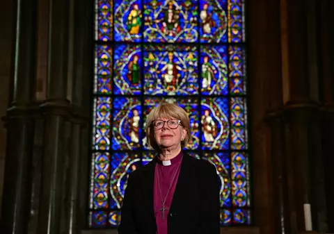 Pentru prima dată în 1400 de ani, o femeie a fost numită la șefia Bisericii Anglicane. Cine este Sarah Mullally