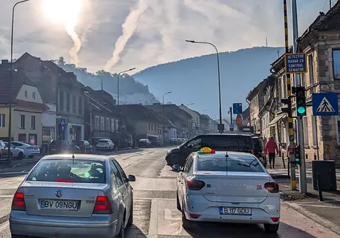 Roșu la semafoarele din Brașov pentru șoferii care depășesc viteza maximă legală