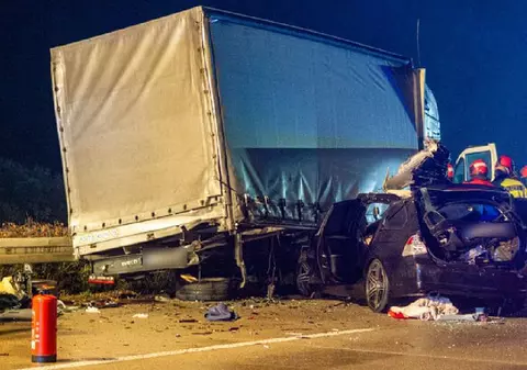 Un șofer român s-a trezit cu un BMW sub camion, pe autostrada A14 din Germania. Era oprit după un alt accident