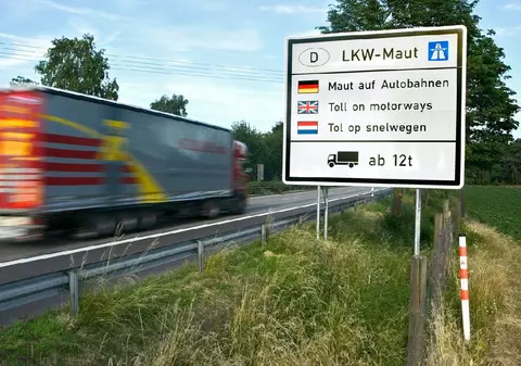 Un șofer român de TIR a dus camionul la un atelier auto și mecanicii au sunat imediat la poliție, în Germania