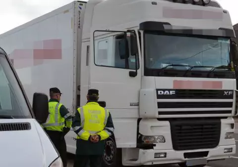 Un șofer român de TIR a fost urmărit de poliție pe autostradă, după ce alți șoferi au sunat disperați la 112, în Spania