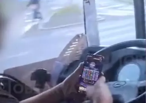 Un șofer STB, de pe linia 220 din București, a fost filmat când juca păcănele în timp ce conducea autobuzul cu călători