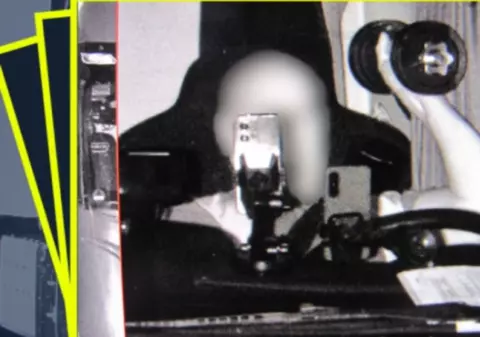 Fotografia incredibilă cu un șofer de TIR care face exerciții cu gantera, la volan, prins de radar cu viteză peste limita legală, în Germania