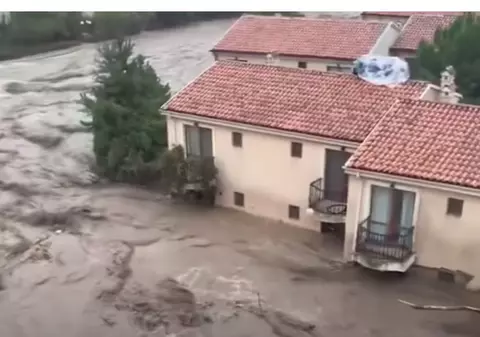 Vreme extrem de severă în Bulgaria. Inundaţii grave pe litoral și ninsori puternice la munte: cel puțin trei oameni au murit, printre care un polițist