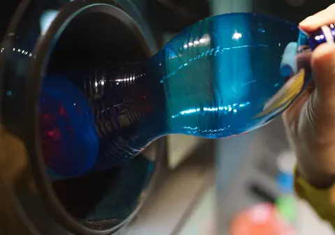 Sticlele de plastic se schimbă din nou: după capacele care nu se mai desprind, vine altă surpriză