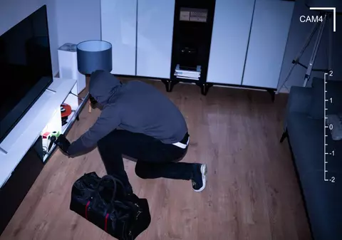 Cinci tineri și-au jefuit un prieten, la Oradea, pentru o geacă, un microfon și un telefon