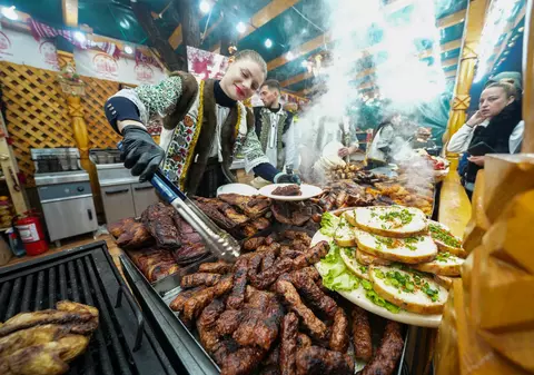 Târgul de Crăciun Craiova 2025. Vizitatorii vor putea cumpăra cârnați, caltaboși, mici și jumări, iar cei mici se vor bucura de casa lui Moș Crăciun