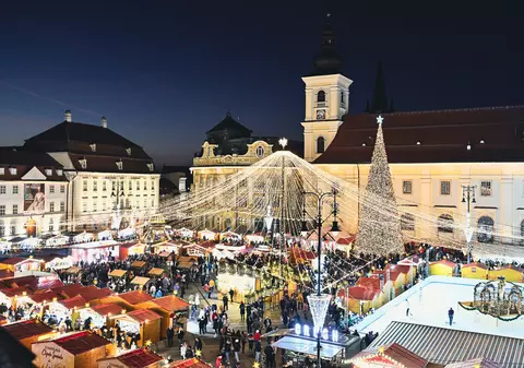 Târgul de Crăciun Sibiu 2025. Peste 100 de căsuțe cu delicii gastronomice, o roată panoramică de 22 de metri și Atelierul lui Moș Crăciun vă așteaptă în centrul orașului