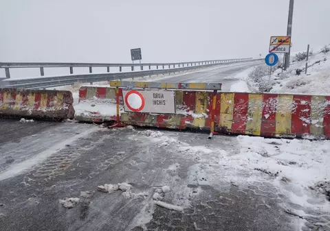 Ninsoare abundentă pe Transalpina, drumul a fost închis: cod portocaliu de viscol și vânt puternic