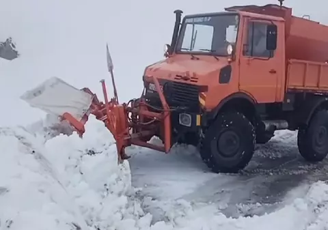 DRDP Craiova: Transalpina rămâne închisă din cauza zăpezii și a viscolului. Stratul a atins 40 de centimetri / VIDEO