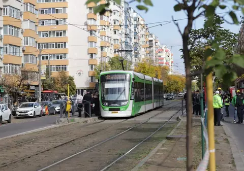 Traseu deviat pentru mai multe tramvaie și autobuze, după explozia de la blocul din București. Anunțul STB