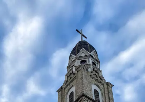 Biserica este instituția în care românii au cea mai mare încredere, potrivit unui nou sondaj. Armata și Poliția, următoarele în top