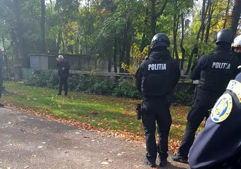 Un bărbat aflat pe Șoseaua Kiseleff din București s-a stropit cu benzină și a amenințat că își dă foc. Polițiștii au intervenit la timp