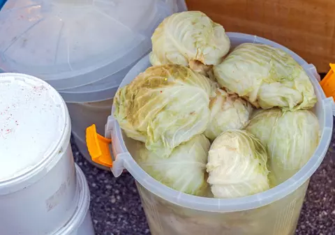 Varză murată cu apă sărată din izvoare naturale, rețeta tradițională din comuna Colți din județul Buzău