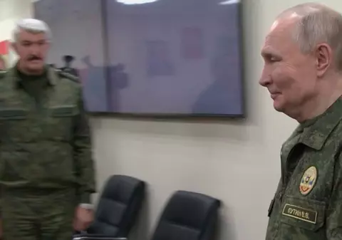 Putin s-a îmbrăcat în uniformă de comandant suprem și apoi s-a lăudat că are o nouă rachetă nucleară cu rază nelimitată de acțiune: „Am reușit să-i informăm pe colegii americani”