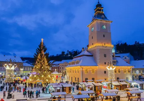 Târgul de Crăciun Brașov 2025. Produse autentice și tradiționale, într-un decor spectaculos, cu un brad natural de 25 de metri în Piața Sfatului
