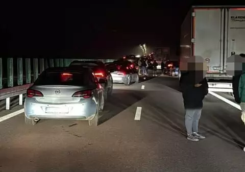 Bărbat spulberat pe un drum expres din Argeș, după ce a oprit fiindcă maşina lui s-a defectat