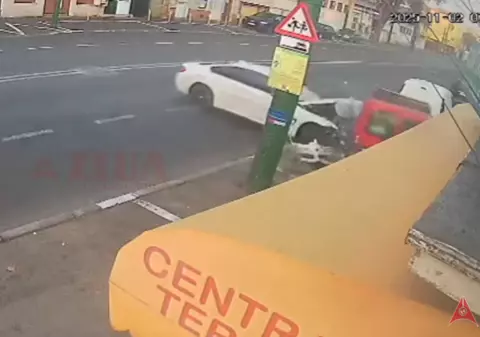 Un tânăr polițist s-a urcat beat la volan, a izbit o mașină în care erau trei femei și a fugit de la locul faptei, în Constanța | VIDEO