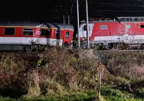 Zeci de răniți după ce două trenuri s-au ciocnit în Slovacia