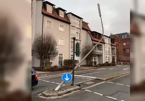 Un șofer român de TIR a distrus un semafor și un stâlp de 40.000 de euro în Germania și a plecat mai departe