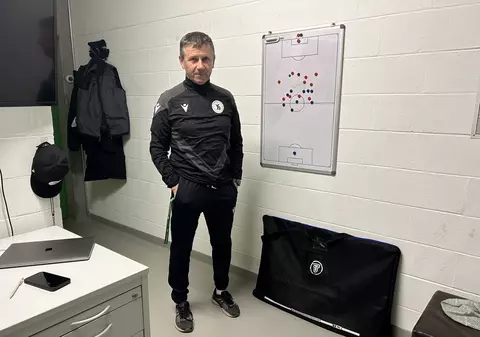 De la Yverdon, Adrian Ursea se declară suporterul lui Mircea Lucescu: „Câți mare antrenori am avut la nivelul ăsta? Doar 2 în istorie, Piști Covaci și nea Mircea”. De ce spune că „noi suntem cei mai mari hoți de pe pământ”