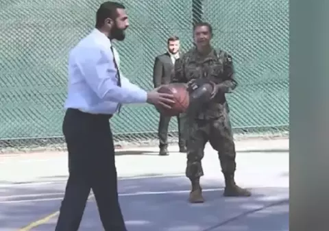 Președintele Siriei joacă baschet cu înalți generali americani, la două zile după ce a fost scos de pe lista teroriștilor | VIDEO