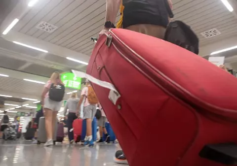 Compania care oferă salarii de peste 33.000 euro și contract pe durată nedeterminată în aeroporturi din Spania