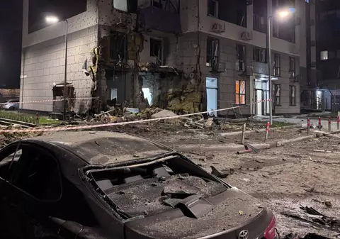 Atac masiv cu rachete și drone la Kiev: rușii au lovit blocuri de locuințe, cel puțin un om a murit și 15 au fost răniți