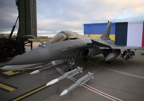 Volodimir Zelenski și Emmanuel Macron au semnat: Franța trimite 100 de avioane de vânătoare Rafale în Ucraina