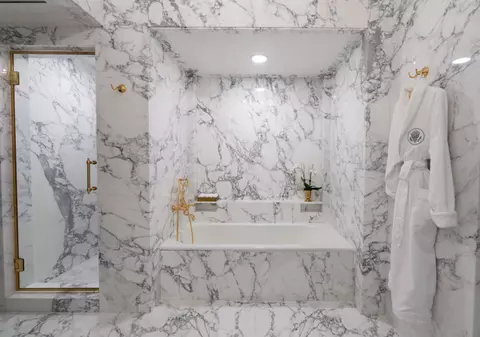 Coșuri de gunoi și robinete aurii: Donald Trump a renovat o baie de la Casa Albă care „nu se potrivea cu vremea lui Lincoln”