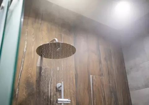 Un veteran al marinei americane a murit în baia unui hotel, după ce apa de la duș a fost prea fierbinte: „A fost ars de viu”