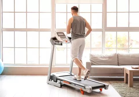 Cum să transformi banda de alergare în cel mai bun antrenor al tău pe timp de iarnă