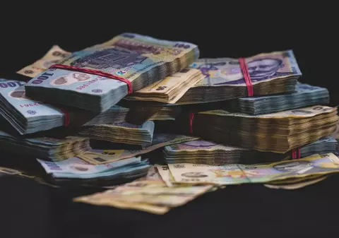 Un tânăr care stă cu chirie în București, contabil la două școli, și-a transferat peste 1.200.000 de lei în șase ani