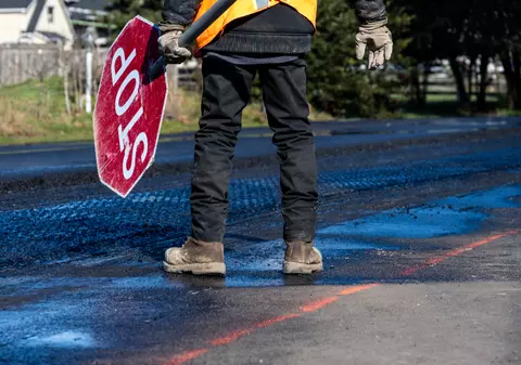 Viceprimarul a ajuns să fie polițist de circulație și „grădinar” în oraș, din lipsa de fonduri: „Banii sunt puțini, ne descurcăm cum putem”