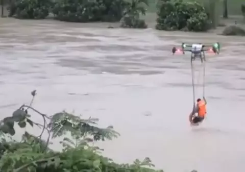 Momentul în care un bărbat este salvat din apele învolburate cu o dronă