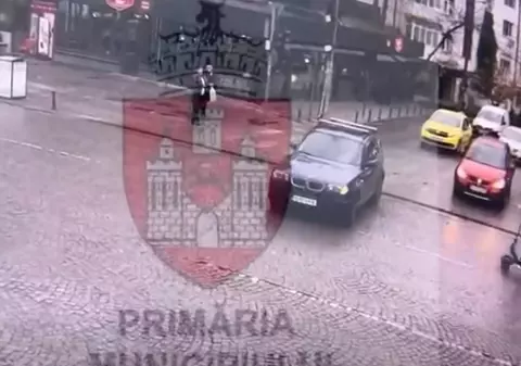 Momentul când un bărbat pe o trotinetă electrică intră cu viteză direct într-un BMW, într-o intersecție din Iași | VIDEO