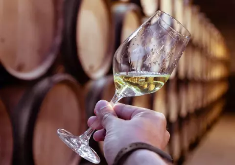 Un butoi cu 228 de litri de vin a fost vândut pentru aproximativ 400.000 de euro la o licitație