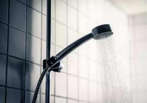 Dușul pe întuneric, noul ritual de seară. Cum te ajută să dormi mai bine și să reduci stresul