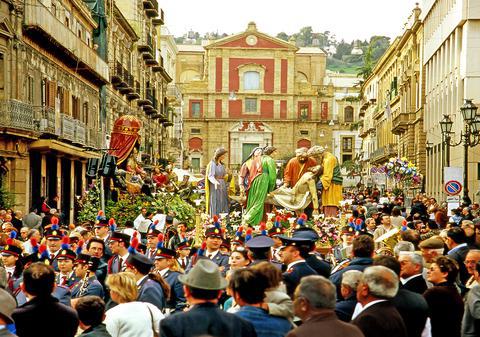 Orașul din Italia care se pregătește de Paște în timp ce restul lumii numără zilele până la Crăciun