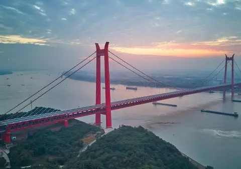 China a construit primul pod suspendat etajat din lume. A costat peste un miliard de dolari și traversează râul Yangtze