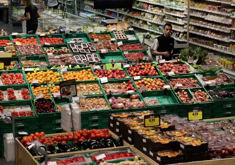 Cât costă coșul de cumpărături în Elveția. De la pâine, lapte și ouă la carne tocată, șuncă, salam, crenvurști și brânză raclette