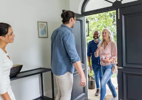 Ce înseamnă când visezi oaspeți