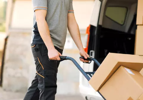 Rugămintea unui curier din Brașov, după Black Friday: „Dați o mână de ajutor!”