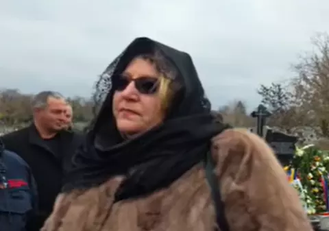 Diana Șoșoacă, la Oradea, la înmormântarea Flaviei Groșan: „A fost erou național! Ar fi trebuit să vină președintele României!” | VIDEO