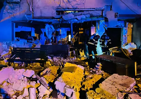 Explozie puternică într-un apartament dintr-un bloc din Buftea. Zeci de autospeciale intervin la fața locului